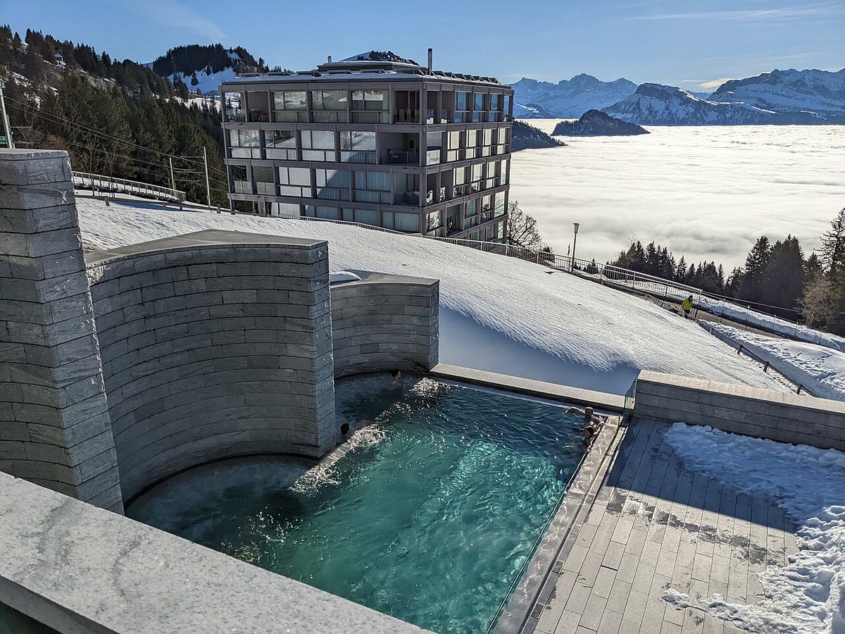 The outdoor pool at Mineralbad & Spa Rigi Kaltbad in winter.