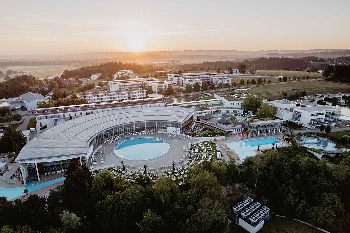 Aerial view of Spa Resort Geinberg and its pool complex.