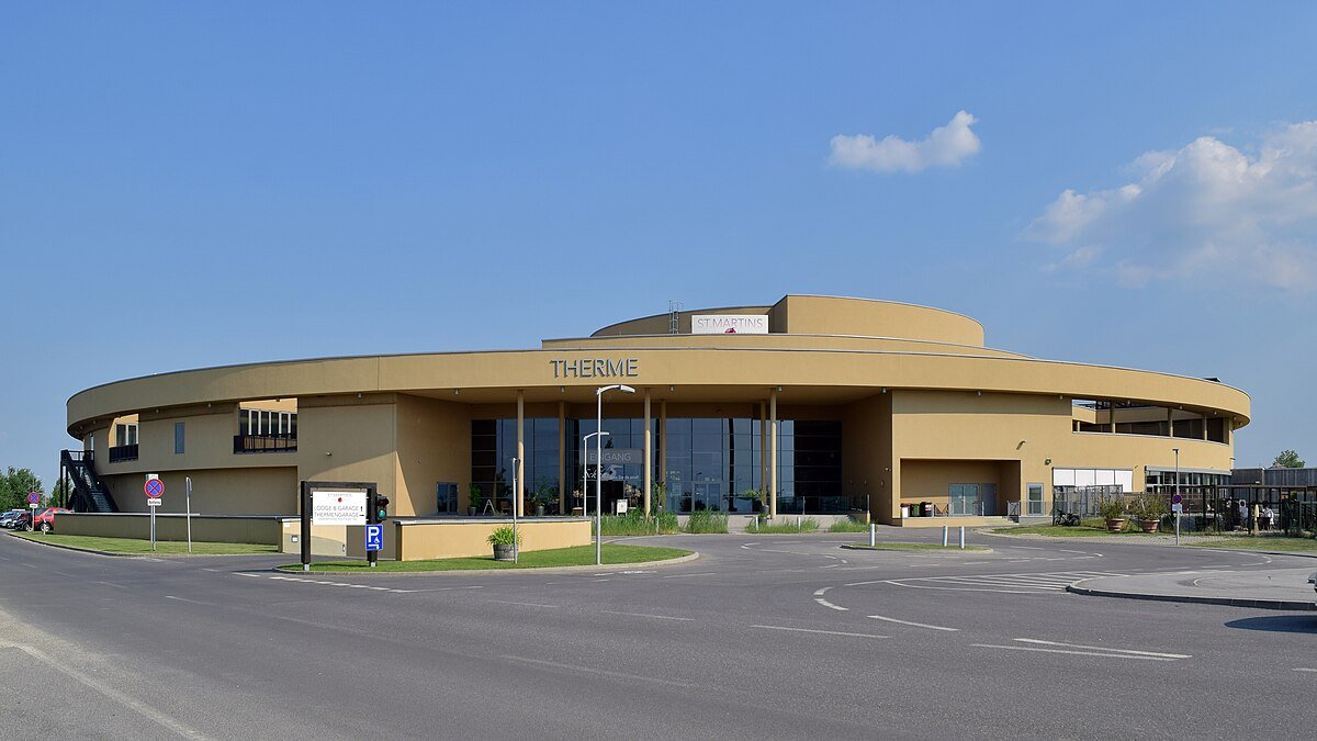 The low curved exterior of St. Martins Therme & Lodge at Frauenkirchen, with its rooftop lettering.