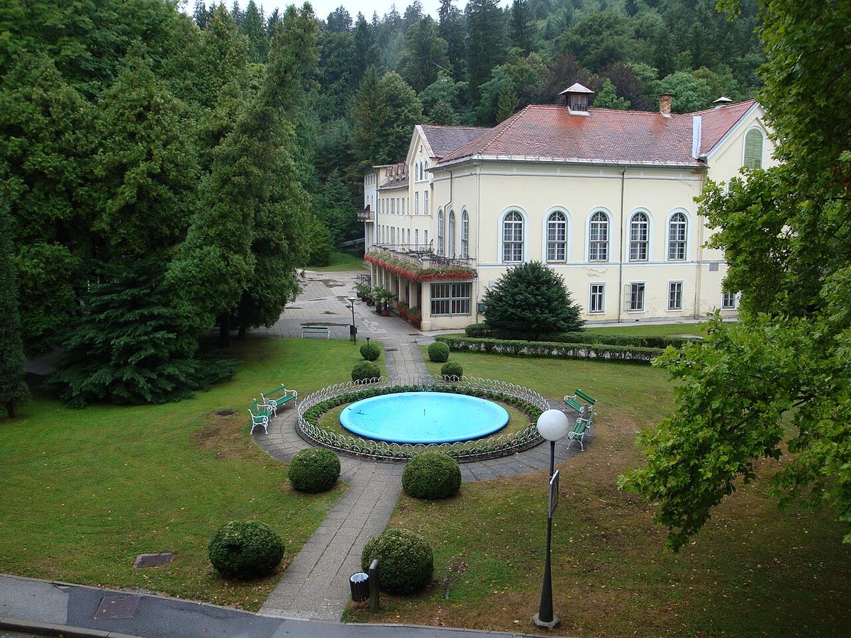 The historic Zdraviliški dom spa building and fountain at Terme Dobrna.